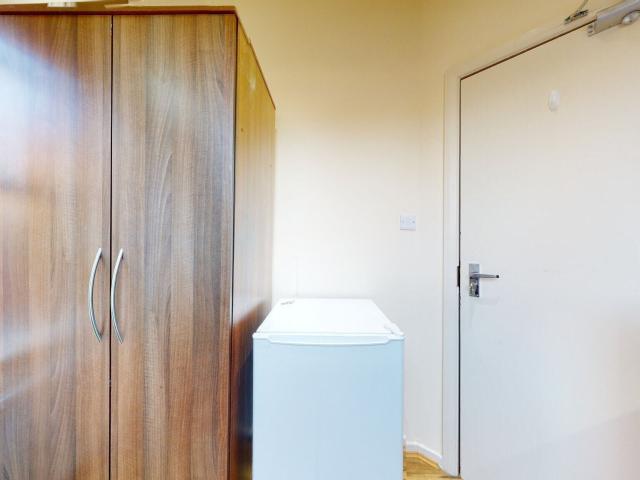 Room for rent in Mapesbury, Greater London