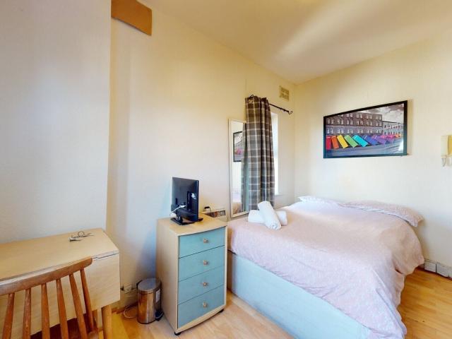 Room for rent in Mapesbury, Greater London