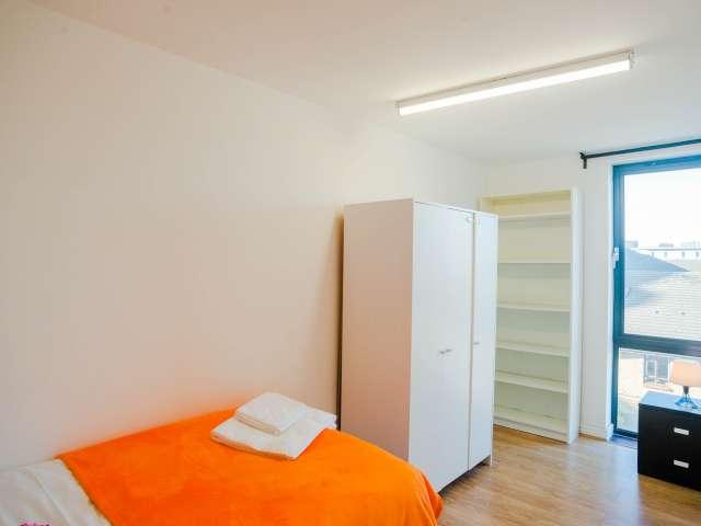 Room for rent in Poplar Grove, Greater London