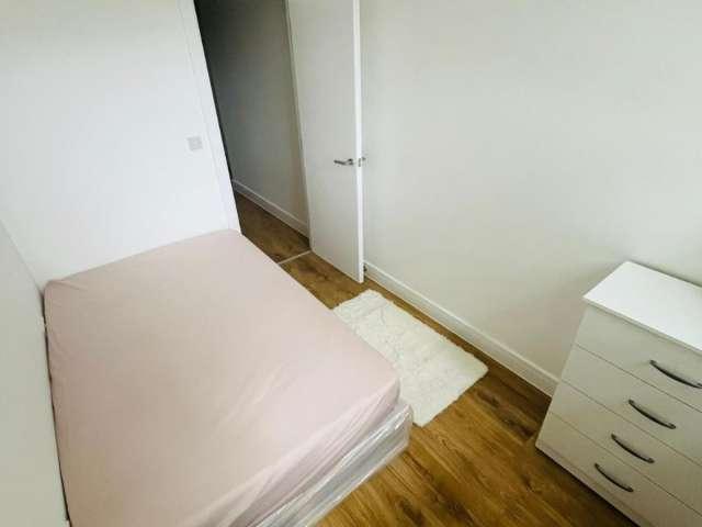 Room for rent in North Kensington, Greater London