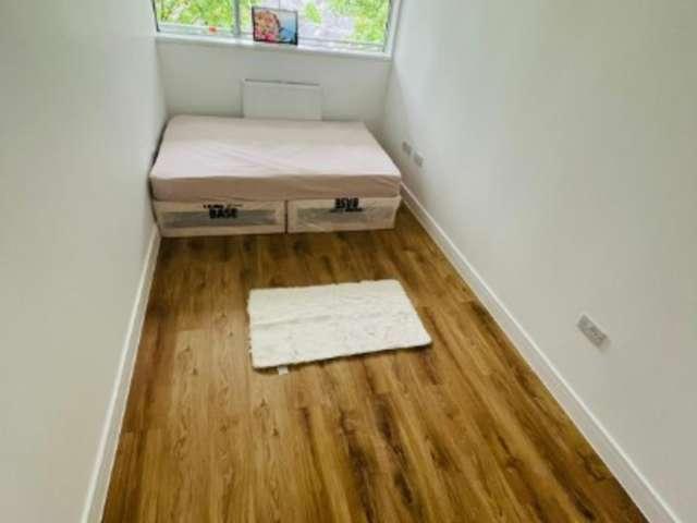 Room for rent in North Kensington, Greater London