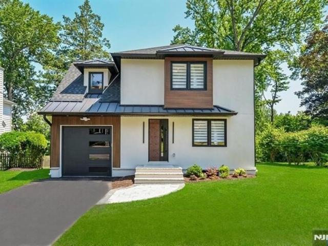 House for sale in Cresskill