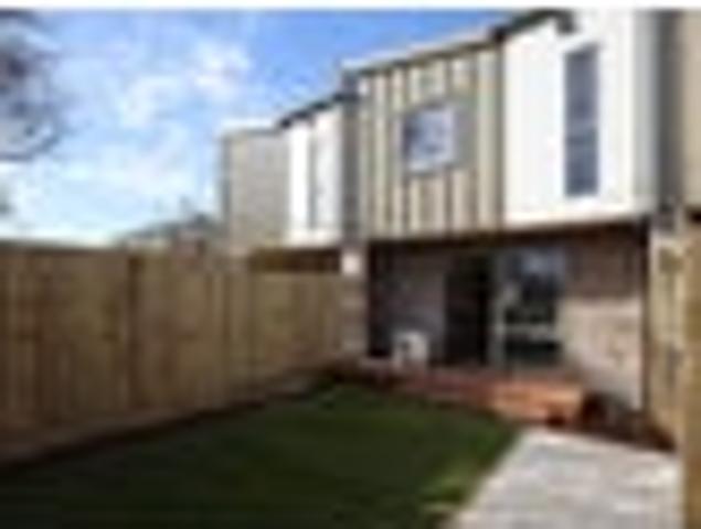 Townhouse for sale in Chaslands, Canterbury
