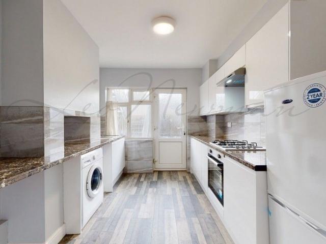 Apartment for rent in London Borough of Ealing, Park Royal