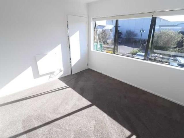 Apartment for rent in Oteha, Upper Harbour