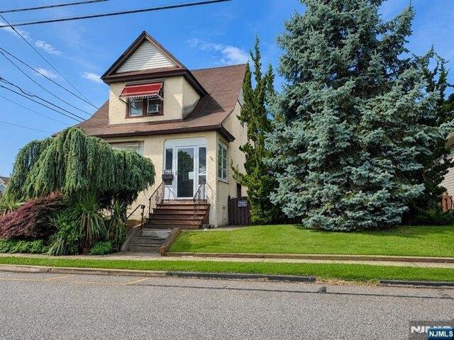 House for sale in Elmwood Park, New Jersey