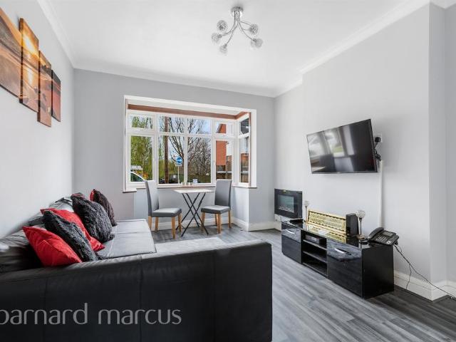 Apartment for rent in Rosehill, Greater London