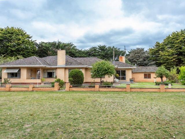 Cottage for sale in Hamilton, Victoria