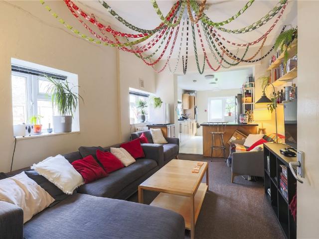 Apartment for rent in Furzedown, Greater London