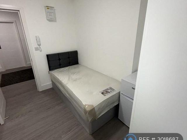 Apartment for rent in Summerstown, Greater London