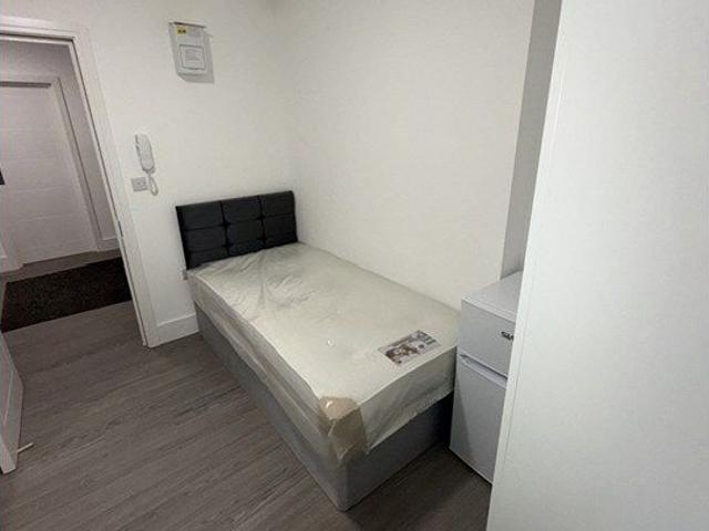 Studio for rent in Summerstown, Greater London