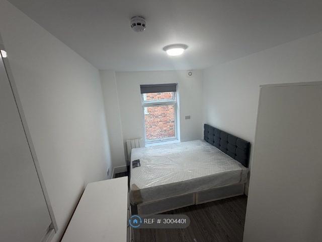 Studio for rent in Summerstown, Greater London