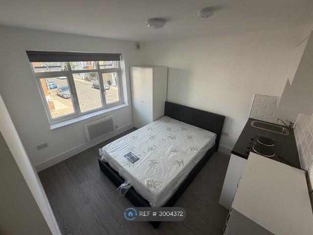 Studio for rent in Summerstown, Greater London