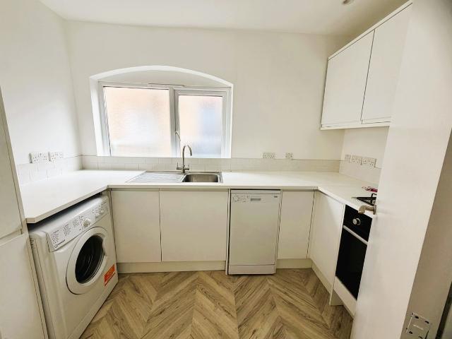 Apartment for rent in Summerstown, Greater London
