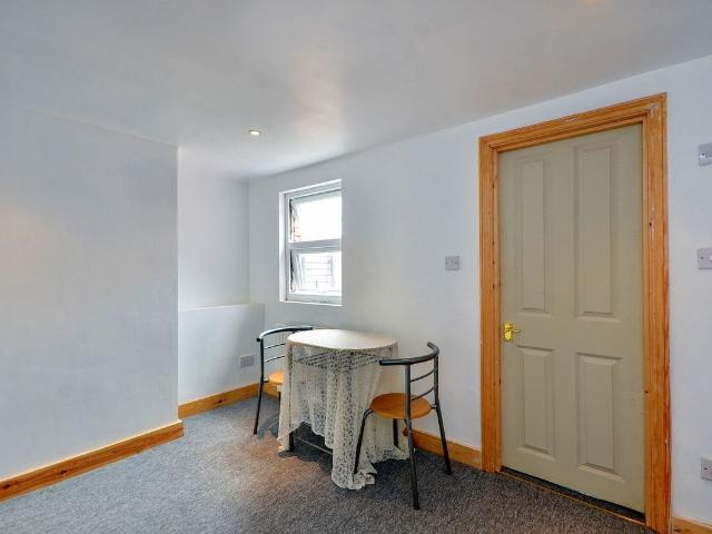 Apartment for rent in Summerstown, Greater London