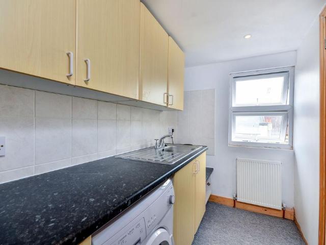 Apartment for rent in Summerstown, Greater London