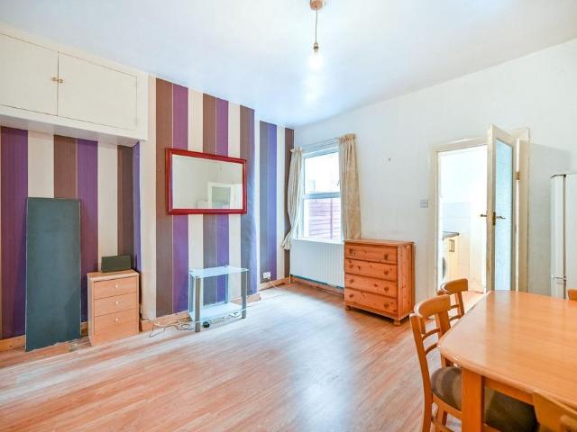 Apartment for rent in Summerstown, Greater London