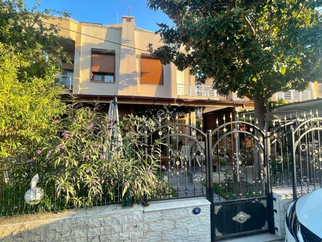 Gümüldür Atatürk Mahallesi, Menderes içerisinde satılık Villa