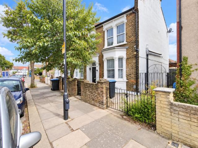 Apartment for rent in Enfield Wash, Greater London
