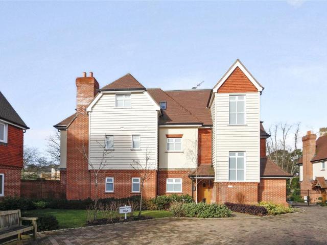 Apartment for rent in Blackhills, Surrey