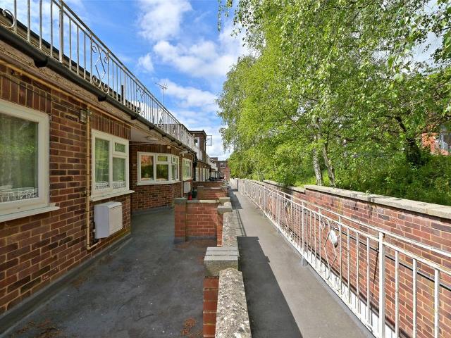 Apartment for rent in Northwood, Greater London