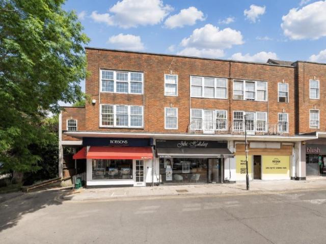Apartment for rent in Northwood, Greater London