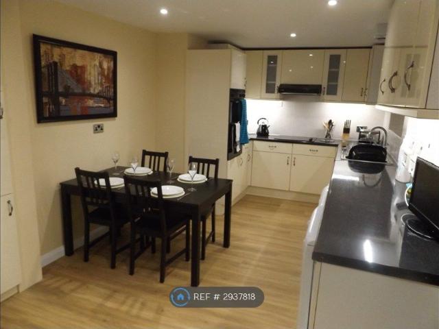 Room for rent in Row Town, Surrey