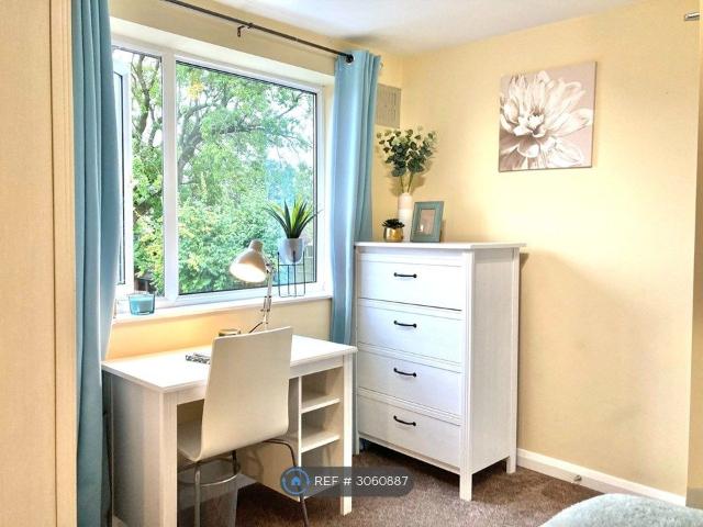Room for rent in Runnymede, Surrey