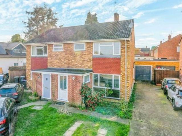 House for rent in Row Town, Surrey