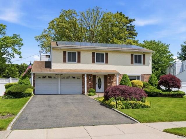 House for sale in Smithtown, New York