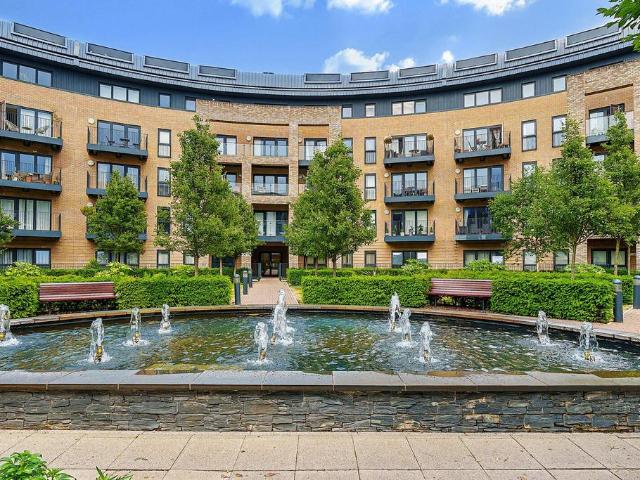 Apartment for rent in Little Stanmore, Greater London