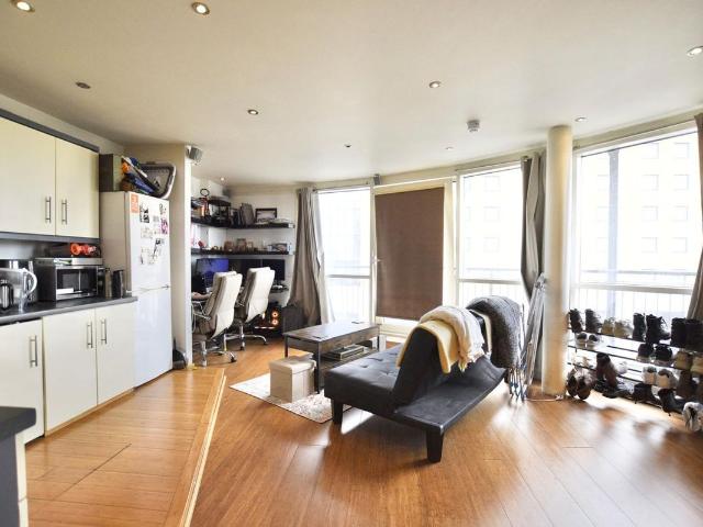 Studio for rent in Newbury Park, Greater London