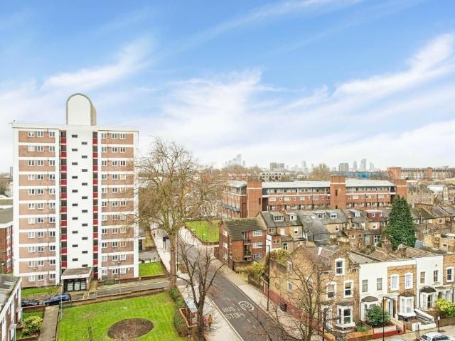Apartment for rent in Waterside Park, Greater London
