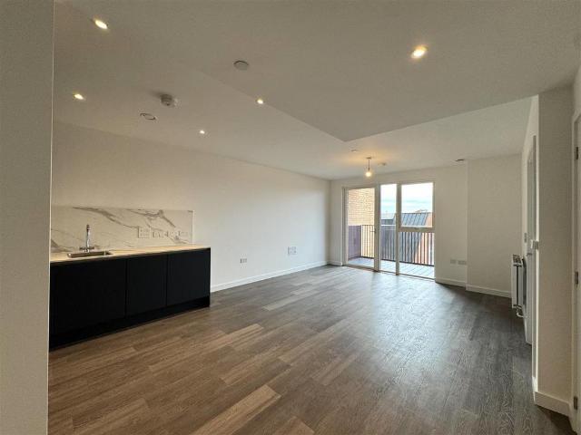 Apartment for rent in London Borough of Ealing, Park Royal
