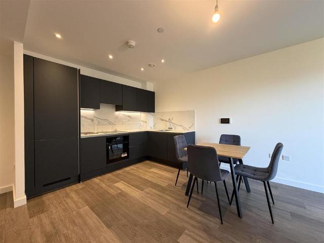 Apartment for rent in London Borough of Ealing, Park Royal