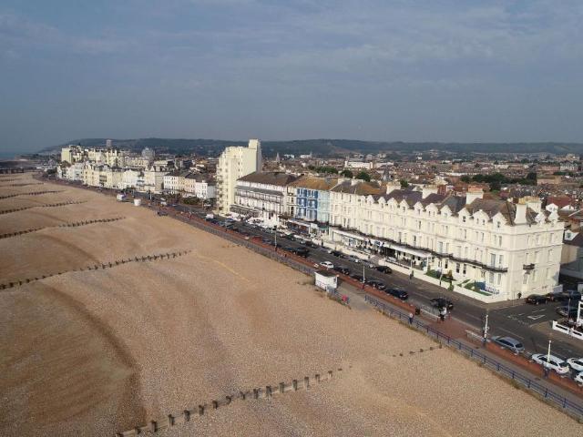 Apartment for rent in Roselands, Eastbourne