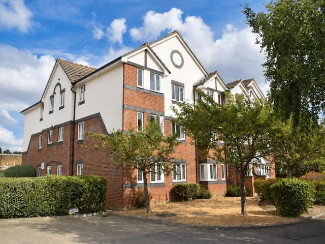 Apartment for rent in Blackhills, Surrey