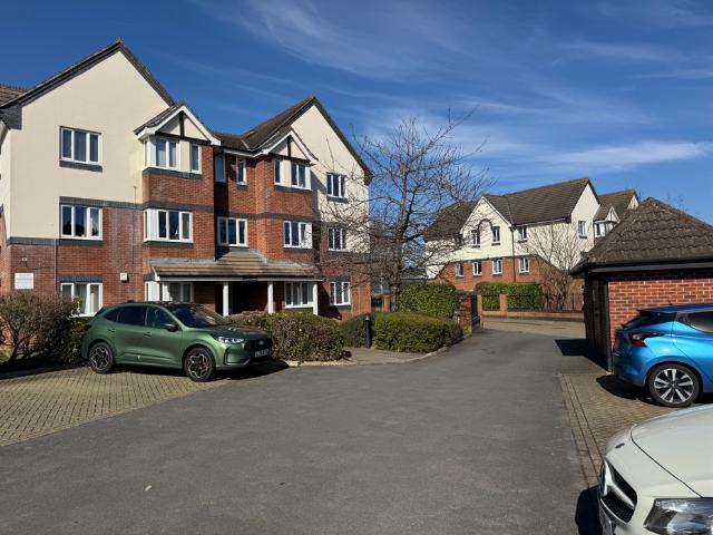 Apartment for rent in Blackhills, Surrey