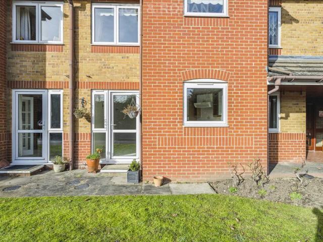 Apartment for rent in Blackhills, Surrey
