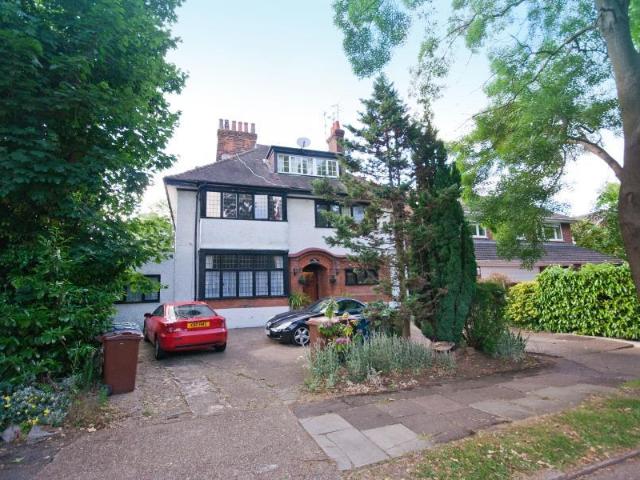 Apartment for rent in Hatch End, Greater London