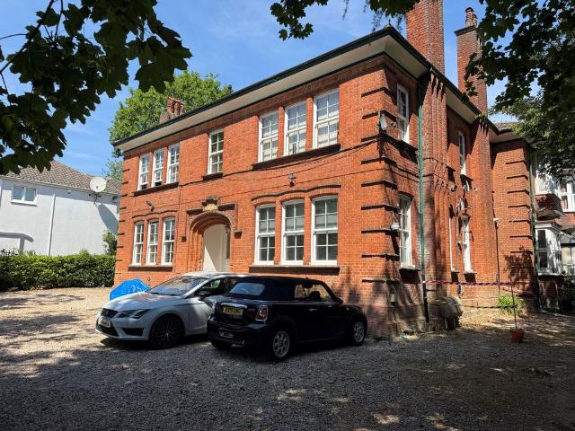 Apartment for rent in Hatch End, Greater London