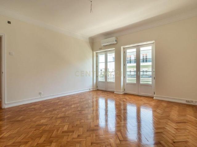 Apartamento alugar em Bairro de São Miguel, Lisboa