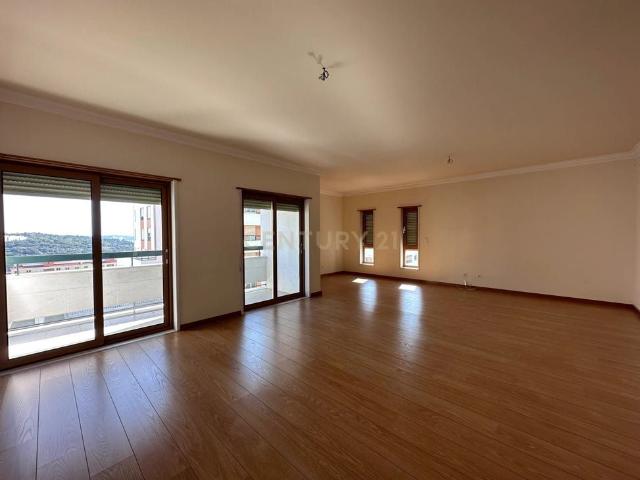 Apartamento alugar em Linda-a-Pastora, Oeiras