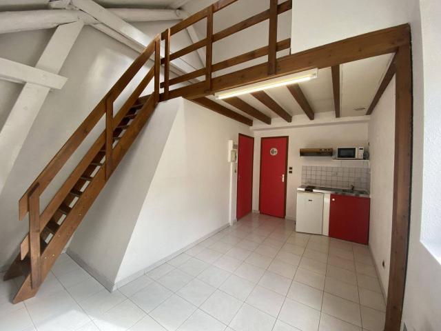 Studio location à Quartier Centre Ville, Reims