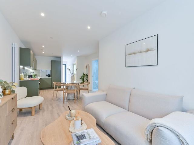 House for rent in Earlsfield, Greater London