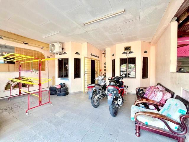 Terraced House for sale in Malaka