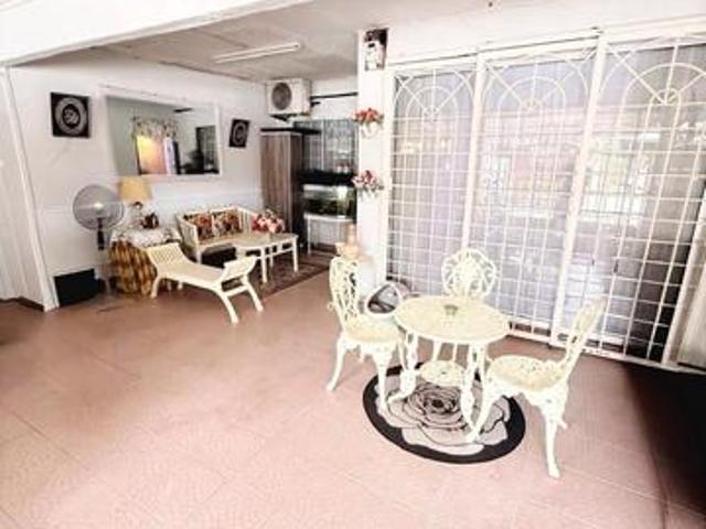 Terraced House for sale in Malaka
