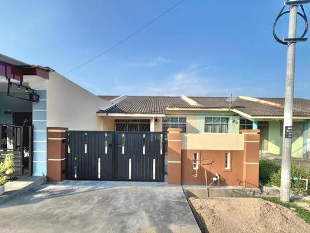 Terraced House for sale in Malaka