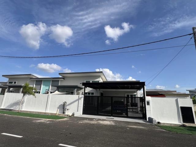 Terraced House for sale in Malaka