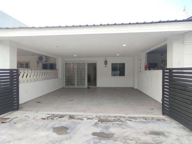 Terraced House for sale in Malaka